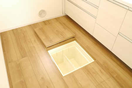 収納　使用頻度の少ないキッチン用品等の収納に便利な床下収納！