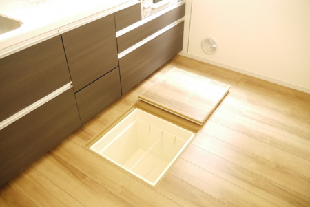 キッチン　使用頻度の少ないキッチン用品などの収納に活用できます！