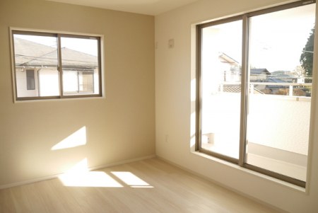 リビング以外の居室　大きな窓から明るい陽射しが差し込む2階洋室！