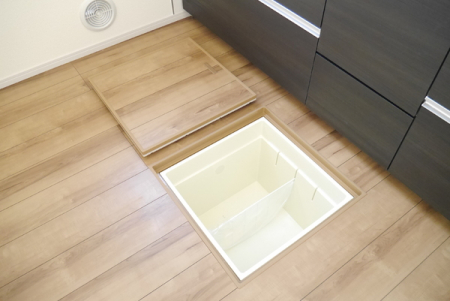 収納　使用頻度の少ないキッチン用品などの収納に便利な床下収納付き！