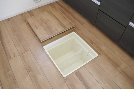 収納　使用頻度の少ないキッチン用品などの収納に便利な床下収納付き！