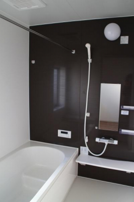浴室　ゆったり保温浴槽でくつろぎのバスタイムを…窓付きの明るい浴室です！