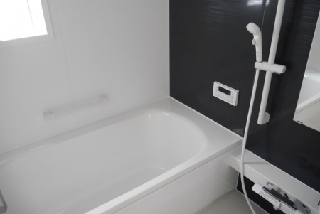 浴室　ゆったり保温浴槽でくつろぎのバスタイムを…窓付きの明るい浴室です！