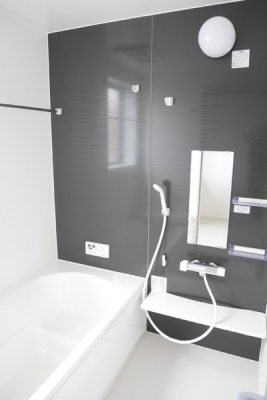 浴室　ゆったり保温浴槽でくつろぎのバスタイムを…窓付きの明るい浴室です！※写真は同仕様のものになります。