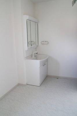 洗面台・洗面所　収納も設置できるゆったりスペースの洗面所。