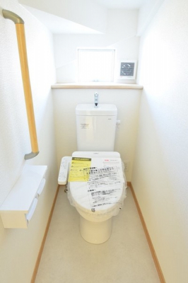 トイレ　省エネ仕様のウォシュレット付多機能トイレ！寒い冬でも快適な温水洗浄便座付き♪※写真は同仕様のものになります。