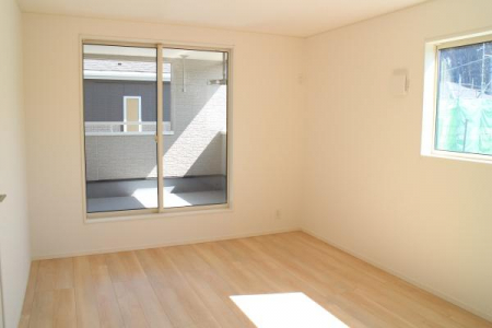 リビング以外の居室　大きな窓から明るい陽射しが差し込む2階洋室！