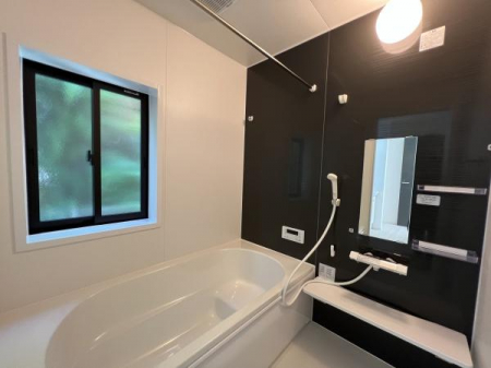 浴室　ゆったり保温浴槽でくつろぎのバスタイムを…窓付きの明るい浴室です！※写真は同仕様のものになります。