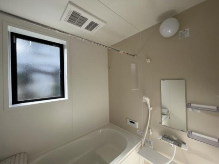 浴室　ゆったり保温浴槽でくつろぎのバスタイムを…
窓付きの明るい浴室です！