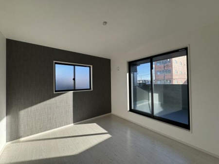 洋室　バルコニーに出られる大きな窓から日差しが差し込み明るい2F洋室！
