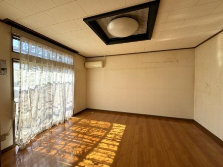 洋室　大きな窓からたっぷりと日差しが差し込む明るい洋室！