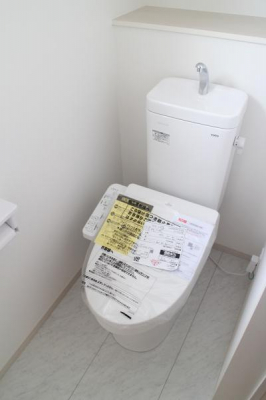 トイレ　省エネ仕様のウォシュレット付多機能トイレ！寒い冬でも快適な温水洗浄便座付き♪※写真は同仕様のものになります。