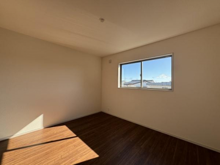 洋室　大きな窓からたっぷりと日差しが差し込む明るい2F洋室。