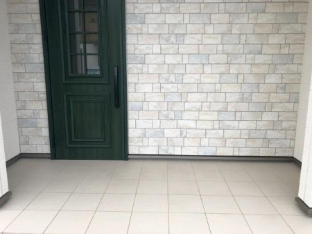 ���ց@�ǂɈ͂܂�Ă���̂ŉJ�ɔG��ɂ������փ|�[�`��